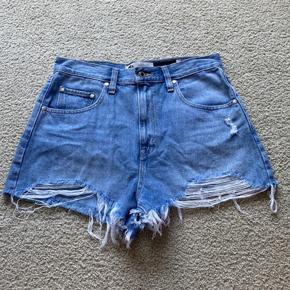 Levis Silver Tab Denim Mom Shorts — Size 29!!